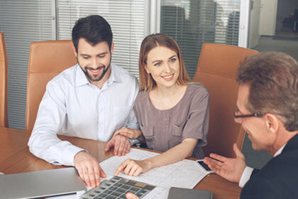 eine Gruppe von Menschen, die um einen Tisch sitzen und sich unterhalten