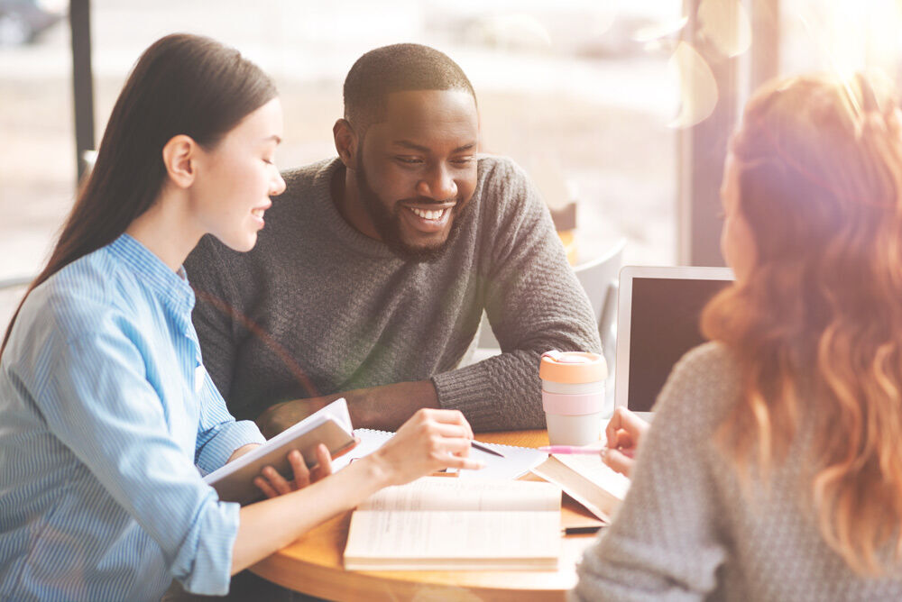 ein Mann und eine Frau sitzen an einem Tisch