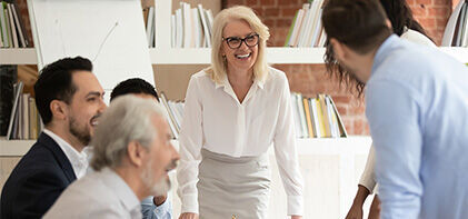 eine Gruppe von Menschen, die um einen Tisch sitzen