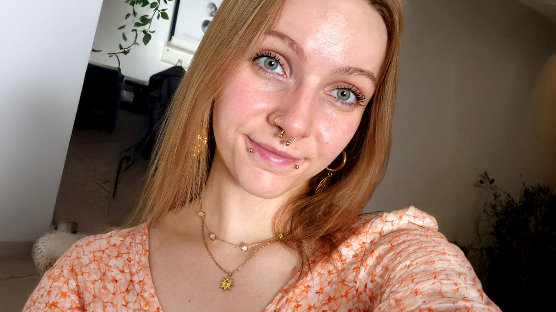 Die Coaching-Teilnehmerin Janina Klaus schaut freundlich in die Kamera und lächelt.