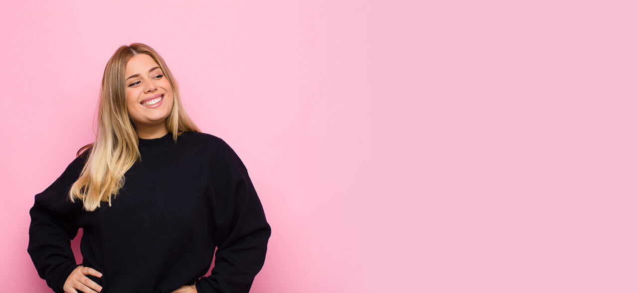 eine Frau in einem schwarzen Pullover und Jeans