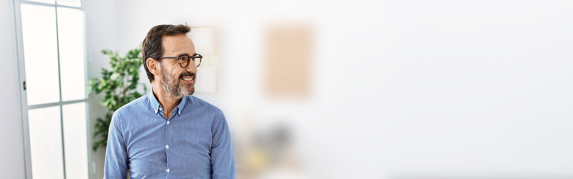 ein Mann mit Brille steht in einem Büro