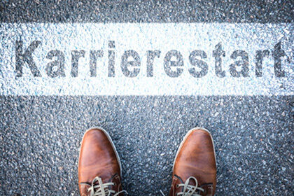 eine Person, die auf der Straße mit dem Wort 'Karrierestart' geschrieben steht